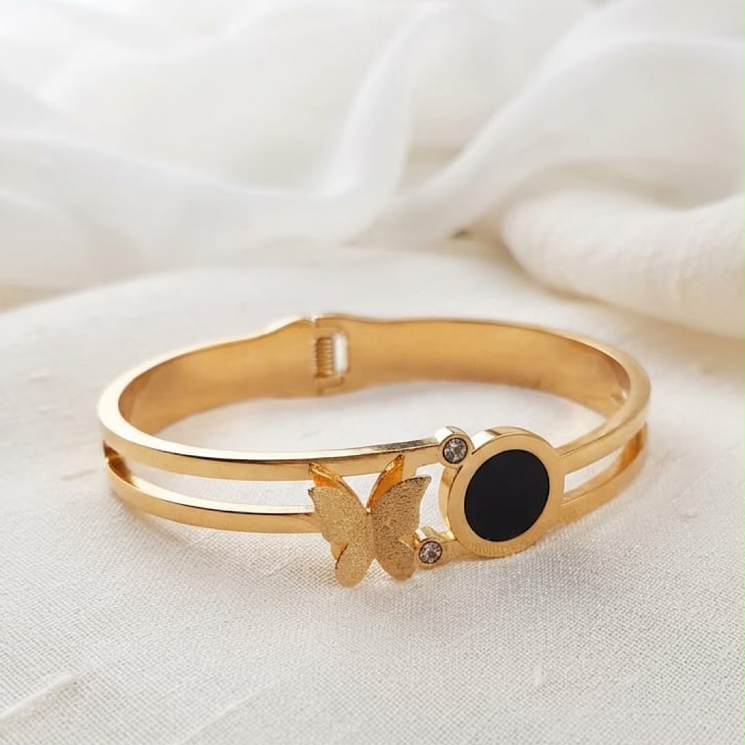 Butterfly hand cuff