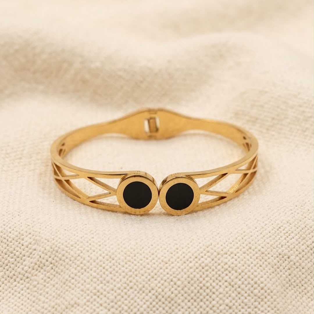 Fllower hand cuff