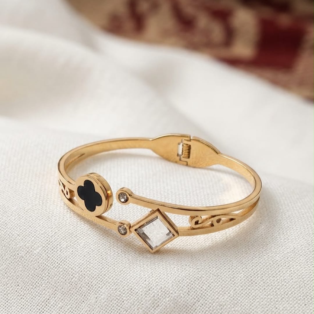 Fllower hand cuff